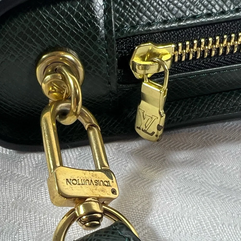 7006: Louis Vuitton Taiga Leather Wristlet & Checkbook Cover Set Green